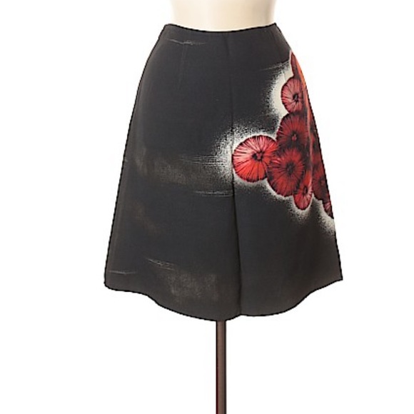 NWT Prada Black with Red Flower Skirt Size 38 EU/Size 4 US - Picture 2 of 3